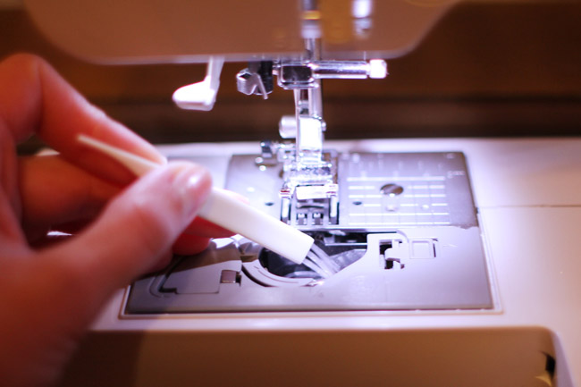 TUTO #1 Débuter avec une machine à coudre : mise en route, bobinage de la  canette et enfilage 